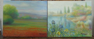 trois tableaux représentant des fleurs sont posés sur une table devant un mur