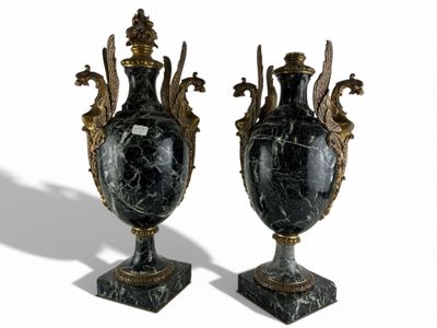 Paire de cassolettes en marbre vert, garniture bronze à déco…