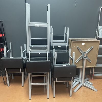 beaucoup de chaises et une table dans une pièce