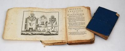 un vieux livre à la couverture bleue posé sur une table