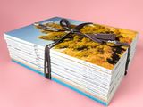 des livres empilés les uns sur les autres sur une surface rose