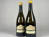 deux bouteilles de vin posées l'une à côté de l'autre sur une table