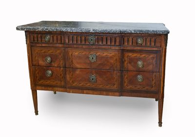 une image d'une commode à dessus en marbre