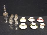 beaucoup de verres et une bouteille sur la table