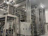 une grande machine qui se trouve à l'intérieur d'un bâtiment