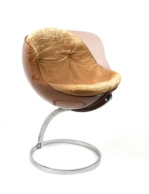une chaise posée sur un piètement métallique
