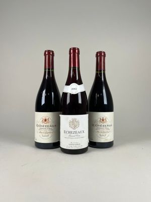 trois bouteilles de vin sont alignées sur une table