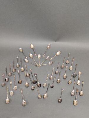 plusieurs cuillères et cuillères à soupe disposées en cercle