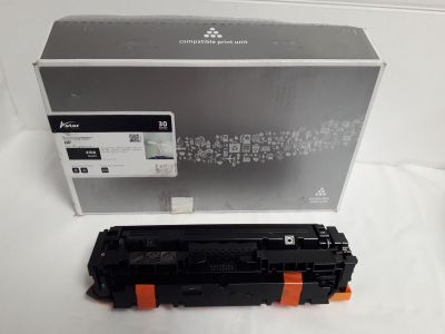 un toner noir et orange et une boîte blanche posée sur une surface blanche