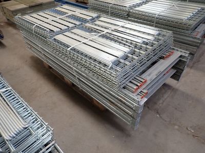 de nombreux rayonnages métalliques empilés dans un entrepôt