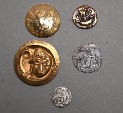 trois types différents de pièces d'or et d'argent sur un fond gris