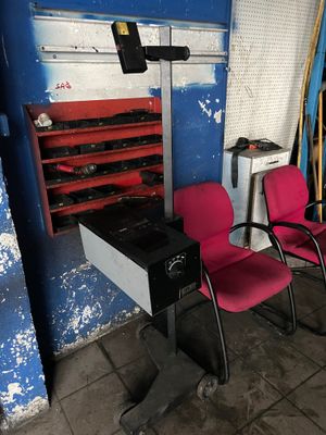 deux chaises rouges dans une pièce au mur bleu