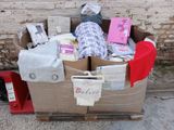 un carton rempli d'objets posé sur le trottoir