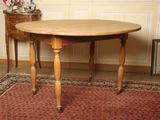 une table en bois avec un plateau en bois posée sur un tapis