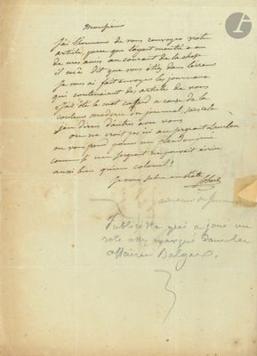 un vieux document sur lequel est posé un morceau de papier