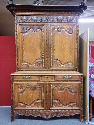 image d'une armoire en bois dans une pièce