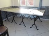 une table placée au milieu d'une pièce
