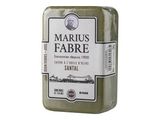 un gros plan d'un savon sur fond blanc