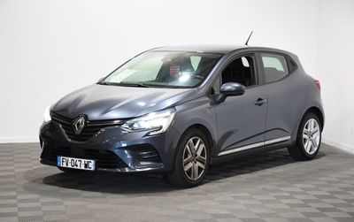 une voiture grise est garée dans une pièce au sol à carreaux