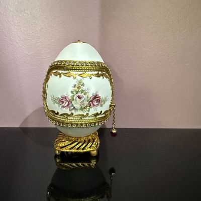 Œuf véritable "THE FABULOUS EGG" peint à la main sur socle e…