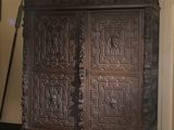 un grand meuble en bois dans le coin d'une pièce
