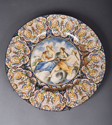 Plat en majolique, l'aile à décor dit à la Bérain de rinceau…