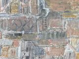 une peinture à l'huile représentant un mur de briques devant lequel se trouve une borne d'incendie