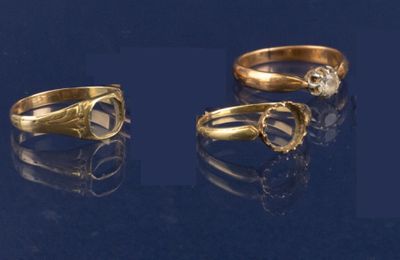 trois types différents de bagues en or serties de diamants sur un fond bleu