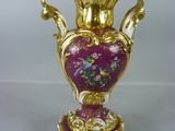 un vase en or orné d'un motif violet et or