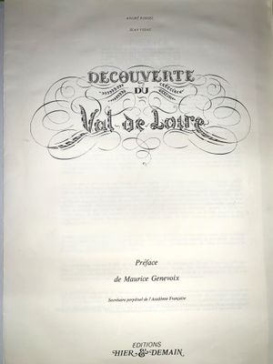 un livre ouvert orné d'un motif en noir et blanc