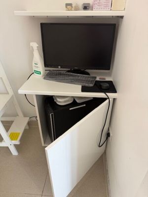 un bureau d'ordinateur équipé d'un écran et d'un clavier