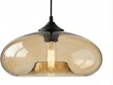 un gros plan d'une lampe posée sur un fond blanc