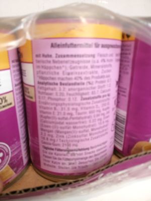 trois boîtes de conserve rangées dans un sac posé sur une table