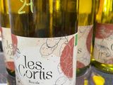 plusieurs bouteilles de vin sont alignées sur une étagère