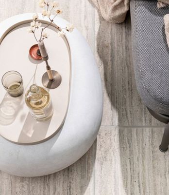 une table blanche sur laquelle se trouvent deux verres de vin et un vase