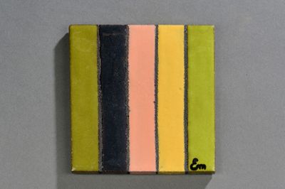 peinture représentant un tableau multicolore sur une surface grise, sur lequel figure un chat noir
