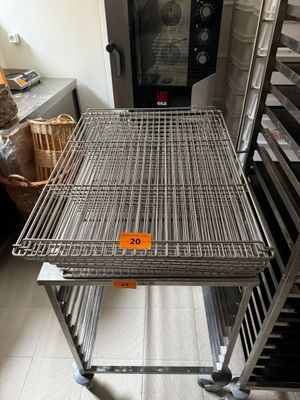 une photo d'une étagère remplie d'aliments dans une cuisine