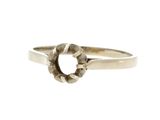 gros plan d'une bague sur fond blanc