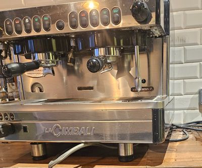 une machine à café posée sur un comptoir