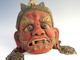un masque rouge entouré d'une chaîne, sur un fond blanc