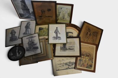 tout un tas de photos posées sur une table