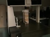 une photo d'une pièce avec un bureau et un ordinateur