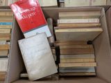 une boîte remplie de livres empilés les uns sur les autres