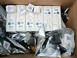 une boîte remplie d'appareils électroniques qui se trouvent dans la boîte