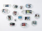 beaucoup d'assiettes décorées d'images accrochées au mur