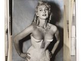 une vieille photo en noir et blanc d'une femme portant un corset