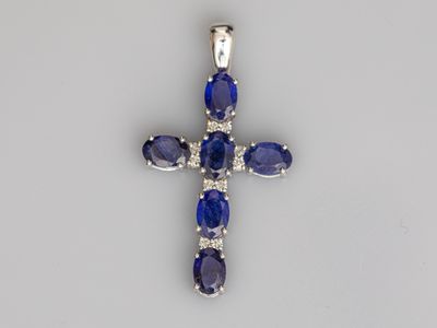 Grande croix en or gris 750°/°° (18K), sertie de saphirs tra…