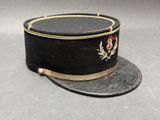 chapeau noir orné d'une bordure dorée et d'une rose rouge sur le côté