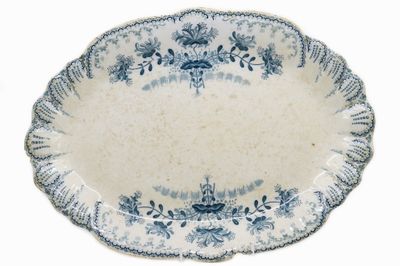 SAINT AMAND & HAMAGE Plat oblong de forme chantournée en faï…