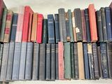 un grand nombre de livres empilés sur une étagère